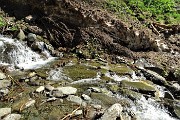 11 Primo guado di ruscello carico d'acqua 